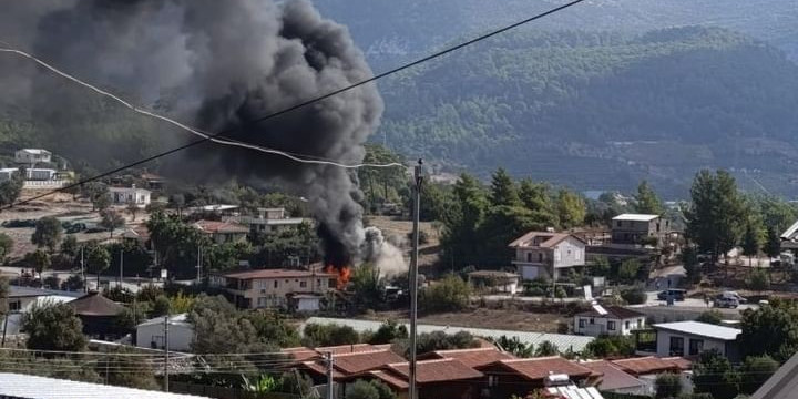 Tur midibüsü alev alev yanıp küle döndü