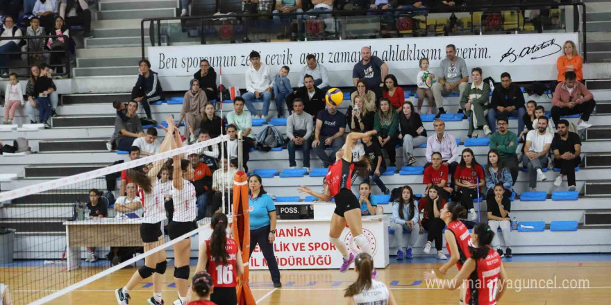 Turgutlu Belediyespor Voleybol Takımı doludizgin ilerliyor