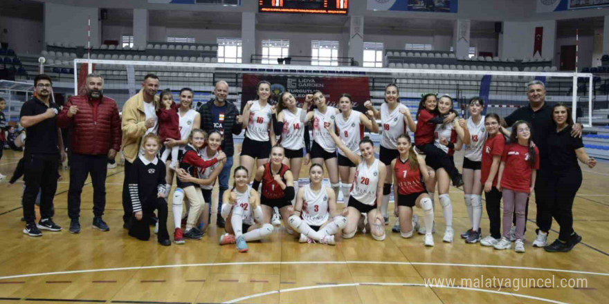 Turgutlu Kadın Voleybol Takımı rakibine geçit vermedi