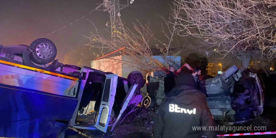 Turgutlu’da feci kaza... Hafif ticari araç ile işçi taşıyan kamyonet çarpıştı: 1’i ağır 6 yaralı