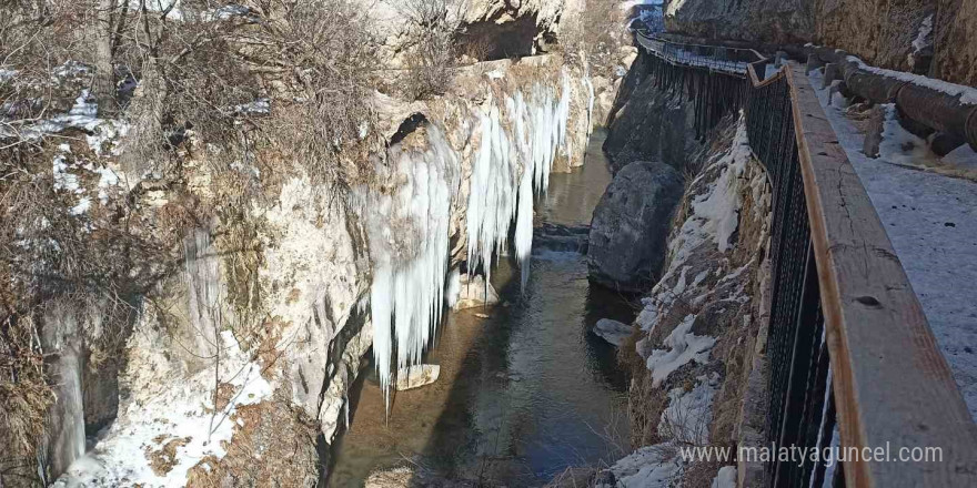 Turistik vadide dev buz sarkıtları oluştu