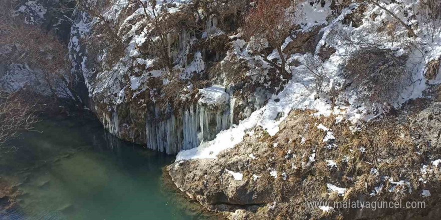 Turistik vadide dev buz sarkıtları oluştu