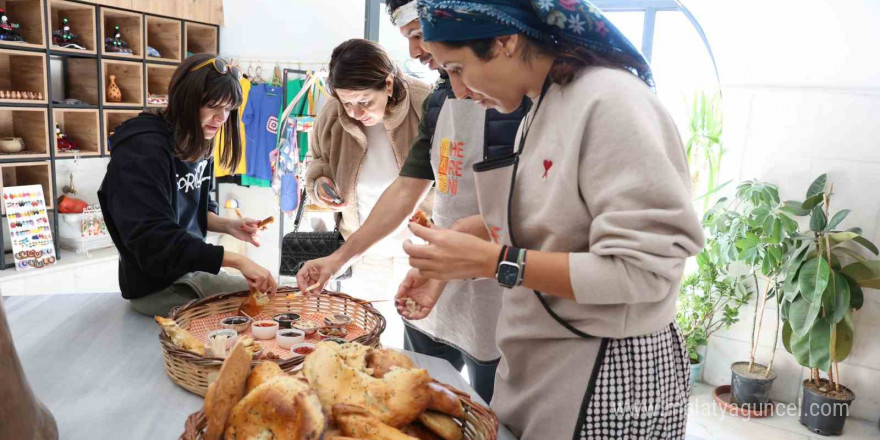 Turistler Kapadokya’da mantı doldurdu, tandırda ekmek pişirdi