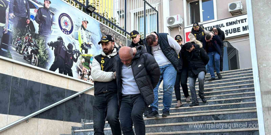 Turistleri hedef alan çete üyelerinin amaçlarına ulaştıktan sonra eğlendikleri anlar kamerada