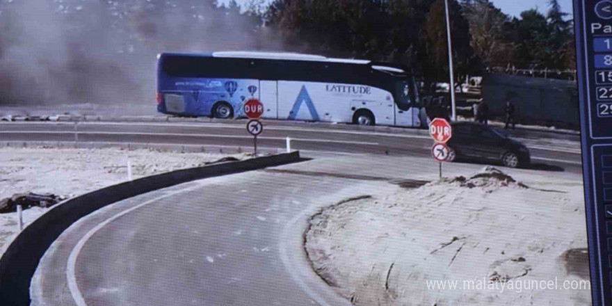 Turistleri taşıyan otobüs, iş makinesine böyle çarptı