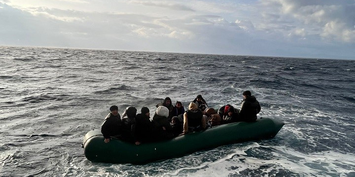 Türk karasularına geri itilen 27 düzensiz göçmen kurtarıldı