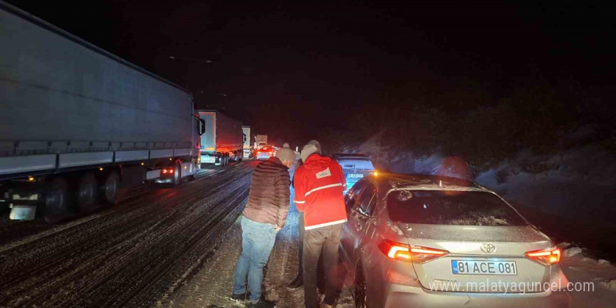 Türk Kızılay kar yağışı nedeniyle yolda kalan vatandaşları yalnız bırakmadı