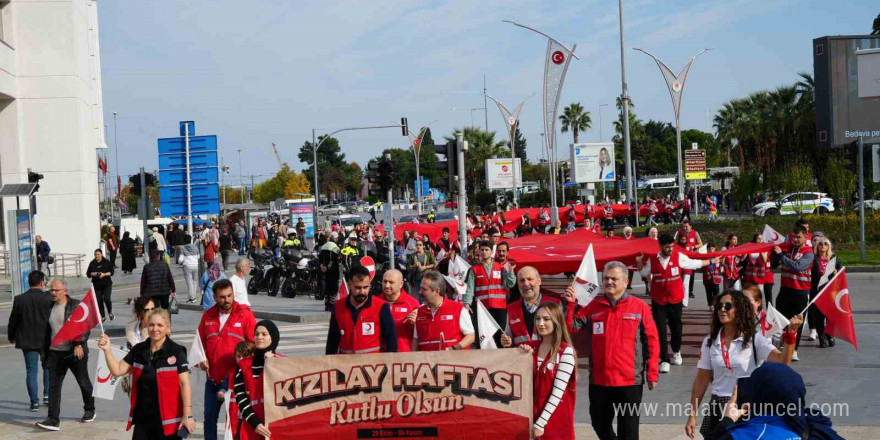 Türk Kızılay’dan bayrak yürüyüşü