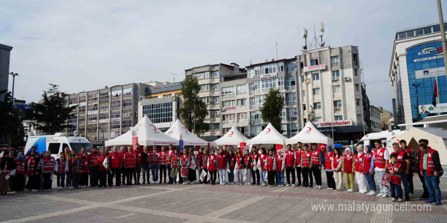 Türk Kızılay’dan bayrak yürüyüşü