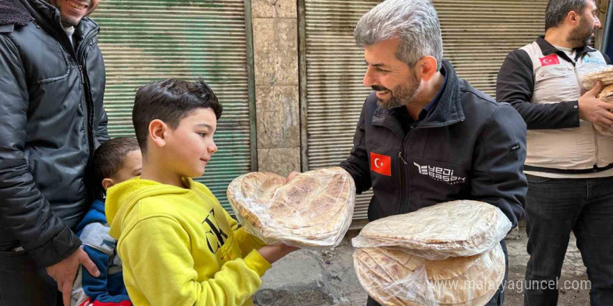 Türk yardım gönüllüleri Halep’te ekmek ve yemek dağıttı