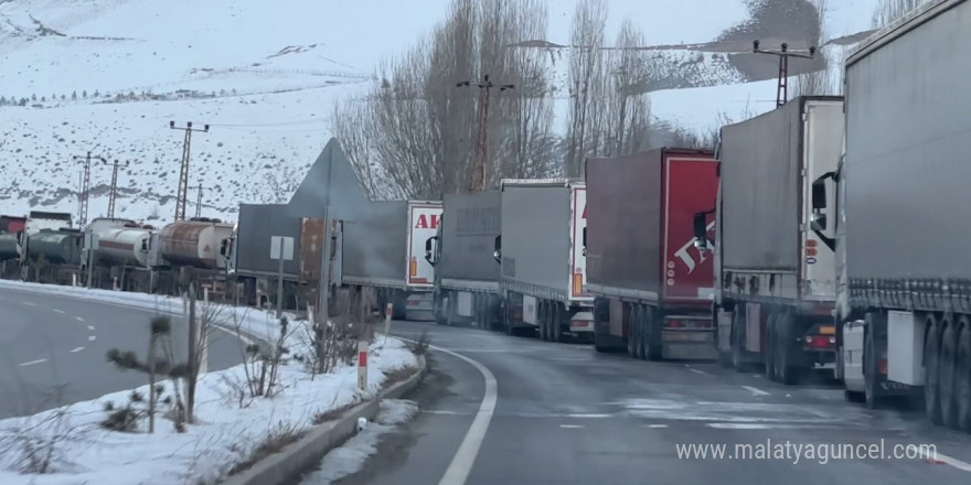 Türkiye-İran sınırında 10 kilometrelik tır kuyruğu oluştu