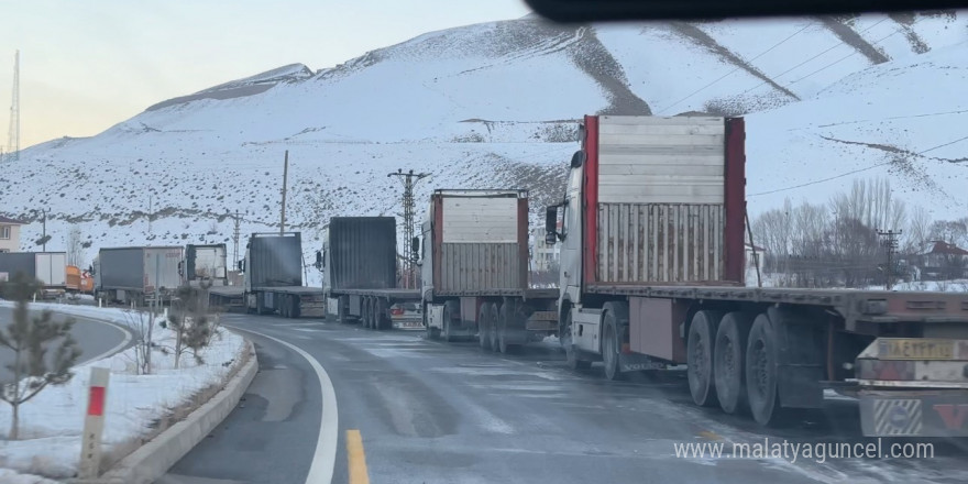 Türkiye-İran sınırında 10 kilometrelik tır kuyruğu oluştu