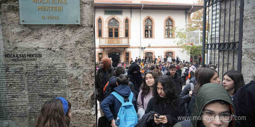 Türkiye’nin aralıksız en uzun eğitim öğretim veren okulu Bursa’da 556 yıldır ayakta