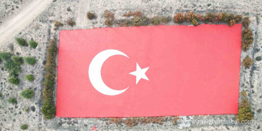 Türkiye’nin en büyük beton Türk bayrağı yeniden boyandı