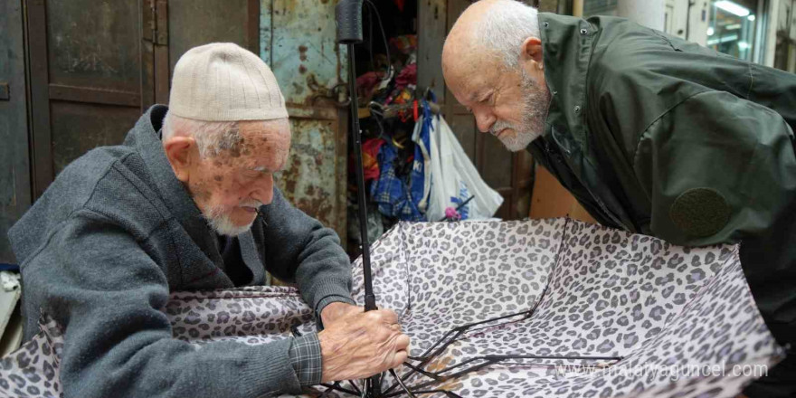 Türkiye’nin en yaşlı şemsiye tamircisi