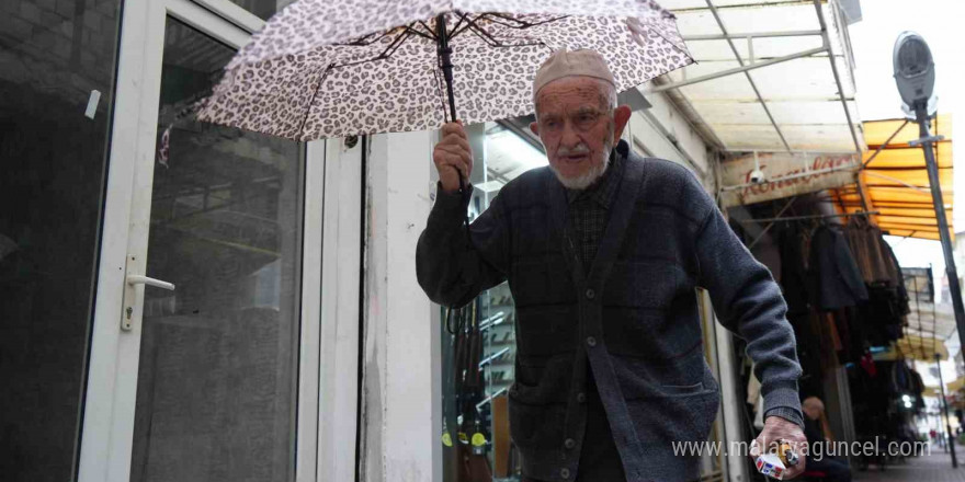 Türkiye’nin en yaşlı şemsiye tamircisi