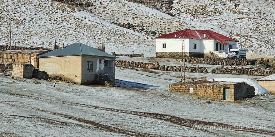 Türkiye’nin en yüksek rakımlı köyü beyaza büründü