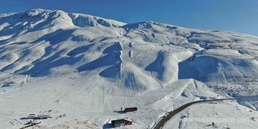 Türkiye’nin göl manzaralı kayak merkezinde sezon açıldı