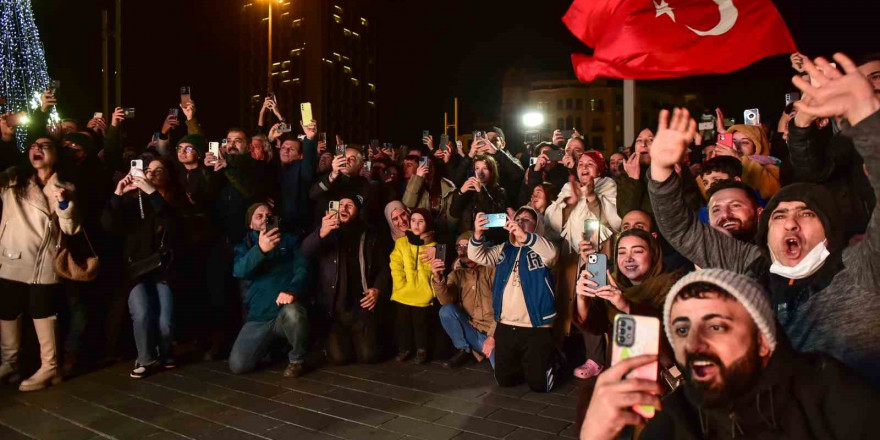 Türkiye’nin ilk uzay yolculuğunu vatandaşlar heyecanla takip etti