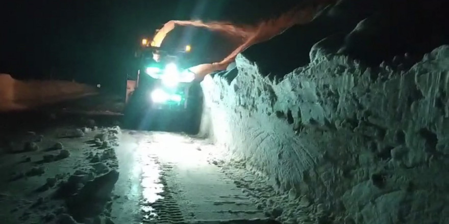 'Turuncu elbiseliler' gece iş başında: 3 metrelik karlı yolu açma çalışması