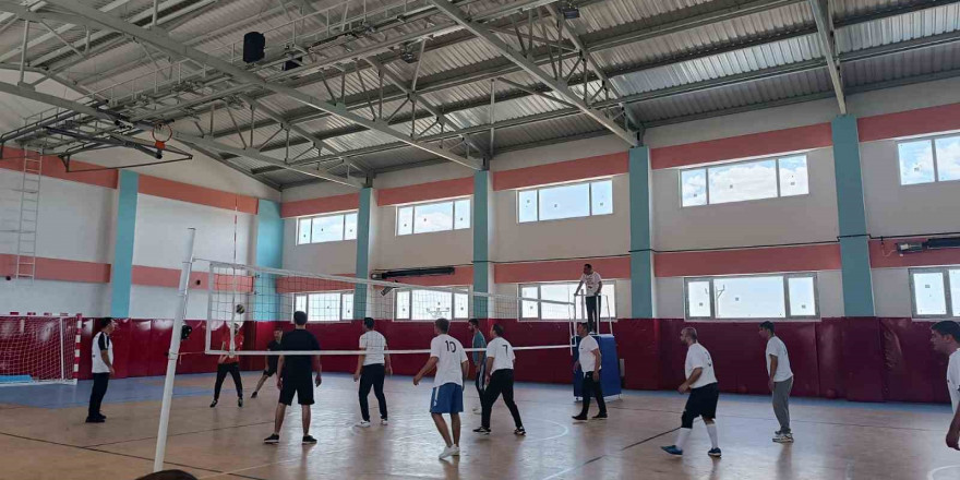 Tut ilçesinde voleybol turnuvası düzenlendi