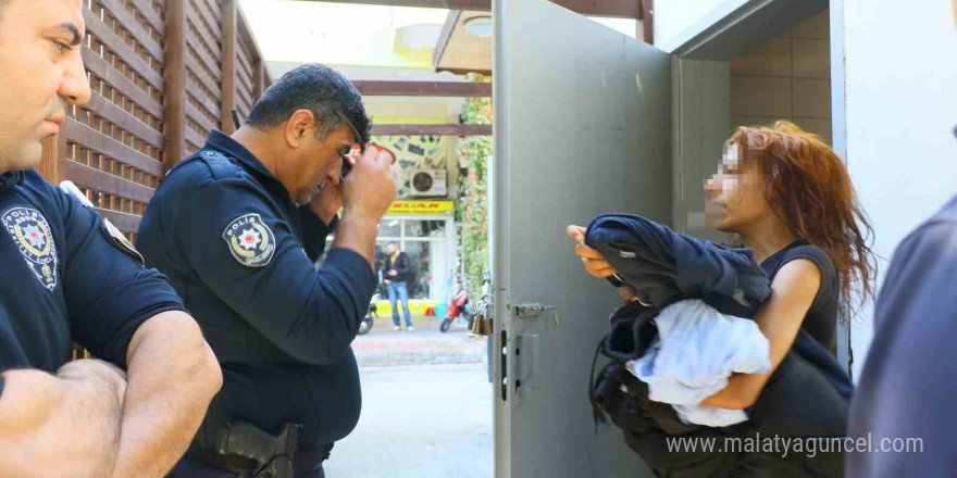 Tuvalette çığlıklarıyla polisi alarma geçirdi, kapıyı açınca ’sizleri seviyorum’ dedi