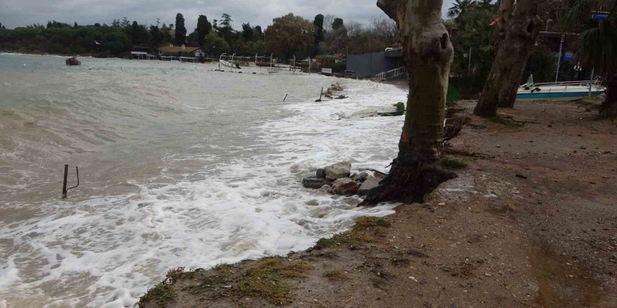 Tuzla’da lodos nedeniyle denizle kara birleşti, 7 tekne battı