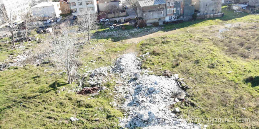 Tuzla’da moloz dağları ve su birikintileri halkın sağlığını tehdit ediyor