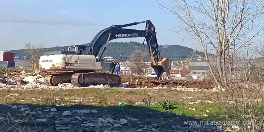 Tuzla’da tehlike saçan moloz yığınları gündeme geldi, belediye harekete geçti