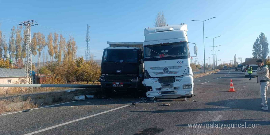 Tuzluca çevre yolunda trafik kazası: İki araç çarpıştı, sürücüler hafif yaralandı