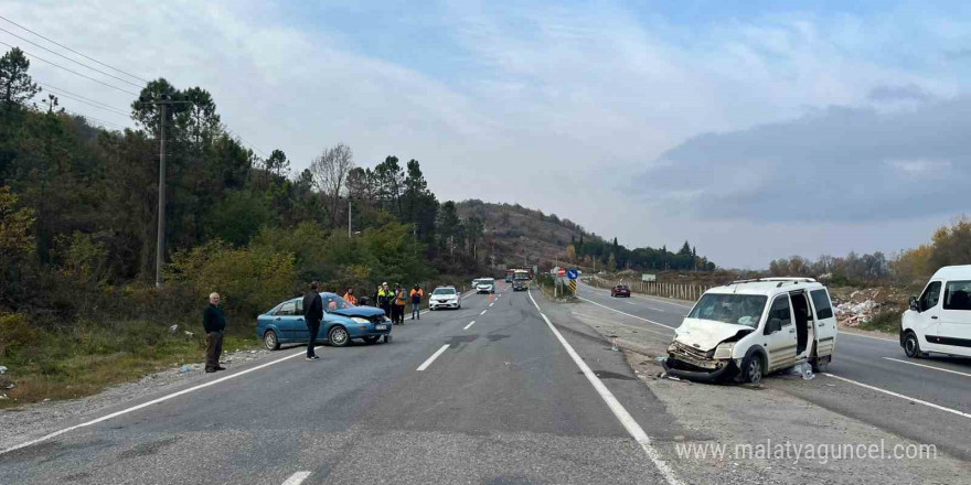 'U' dönüşü yapan otomobil hafif ticari araçla çarpıştı: 6 yaralı