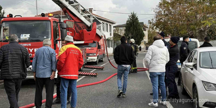 Üç katlı binanın çatısında çıkan yangın paniğe sebep oldu