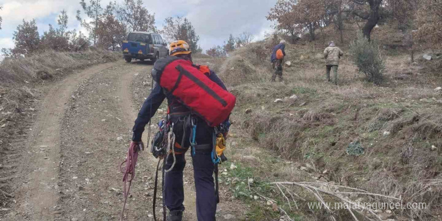 Uçurumda mahsur kalan av köpeğini Aydın AFAD kurtardı