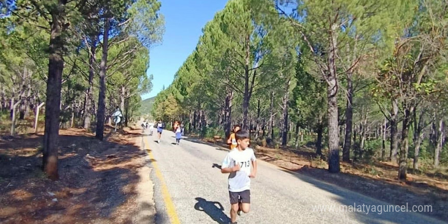 Ula’da 29 Ekim Cumhuriyet Bayramı kapsamında Atletizm yarışması düzenlendi