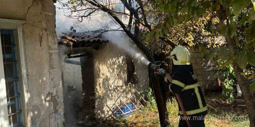 Ula’da metruk bina yangını