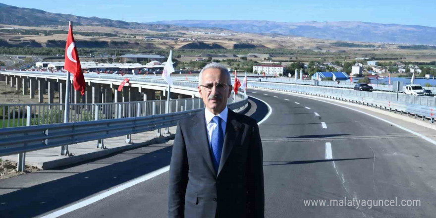 Ulaştırma ve Altyapı Bakanı Abdulkadir Uraloğlu: “2024 yılı ekim ayı itibariyle toplam 177 kilometre motorcu dostu bariyer montajını tamamladık”