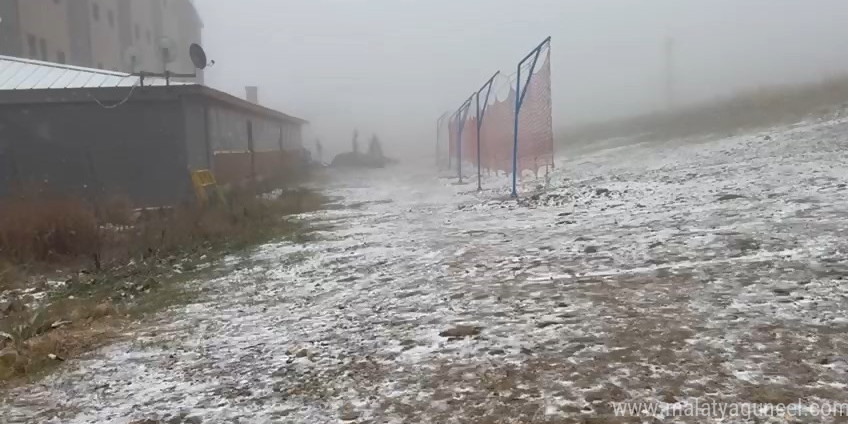 Uludağ’da beklenen kar yağışı başladı