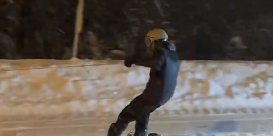 Uludağ’dan şehre snowboard ile indi