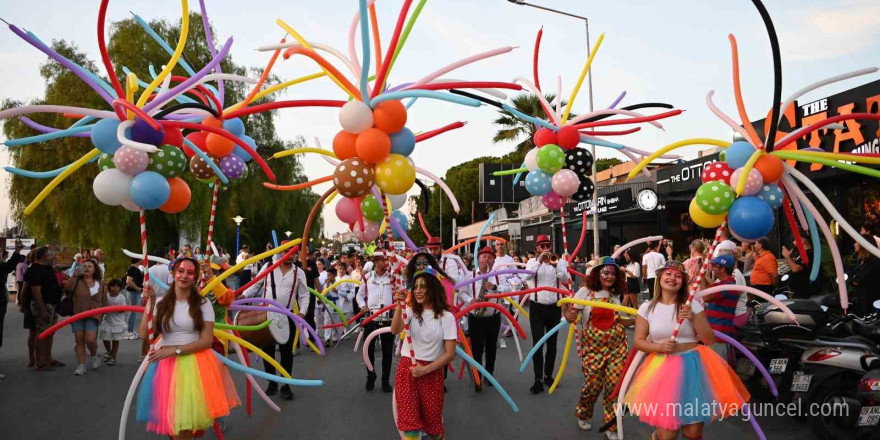 Uluslararası Kuşadası Sokak Festivali’nin açılışı Rio karnavalını aratmadı