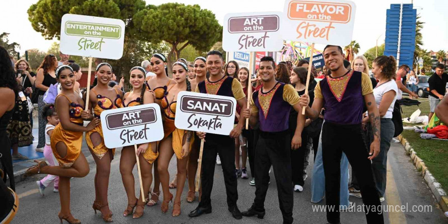 Uluslararası Kuşadası Sokak Festivali’nin açılışı Rio karnavalını aratmadı