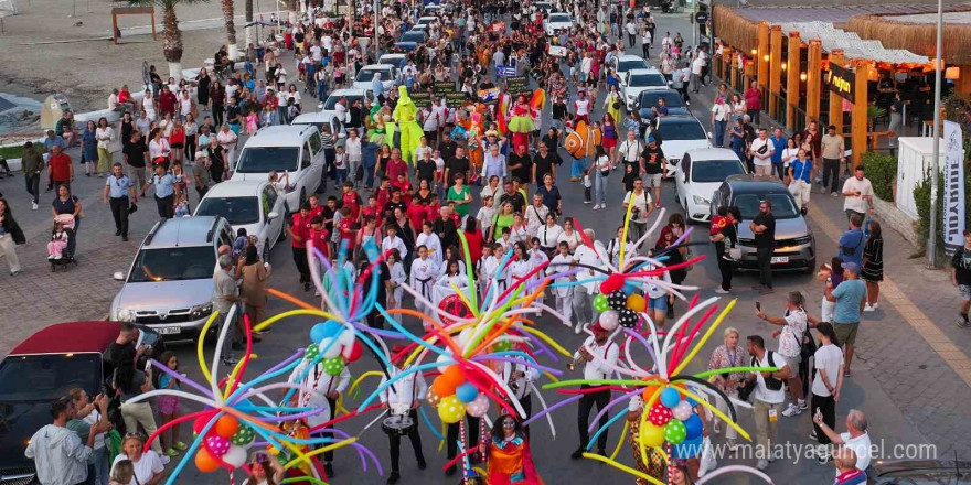 Uluslararası Kuşadası Sokak Festivali’nin açılışı Rio karnavalını aratmadı