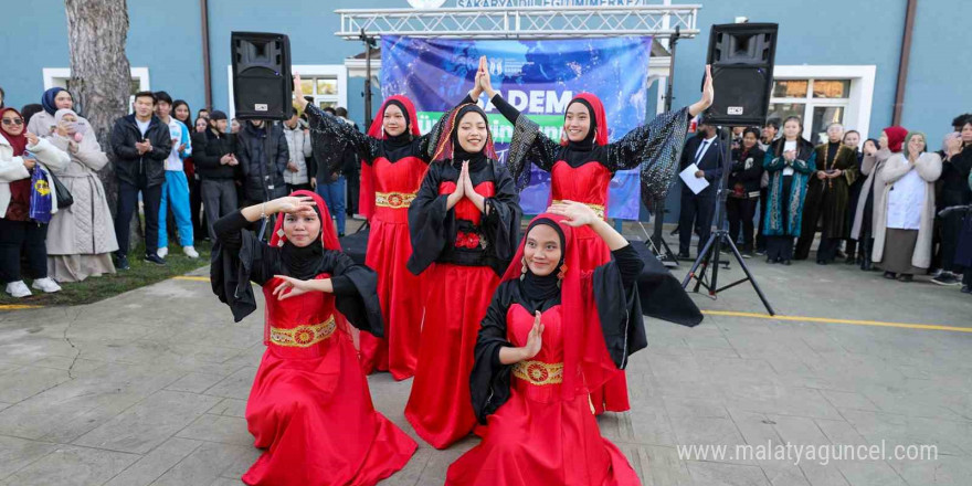 Uluslararası öğrenciler kültürlerini tanıttı