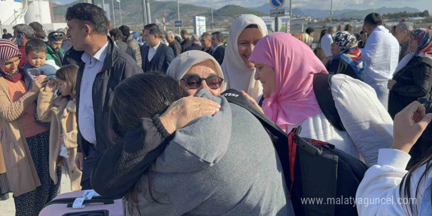 Umre yolcuları dualarla uğurlandı