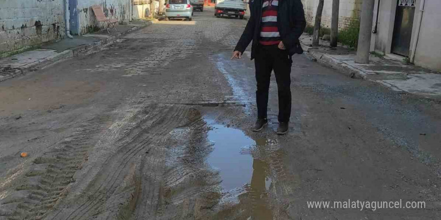 Umurlulu vatandaşlar bozulan yollarının yapılmasını istiyor