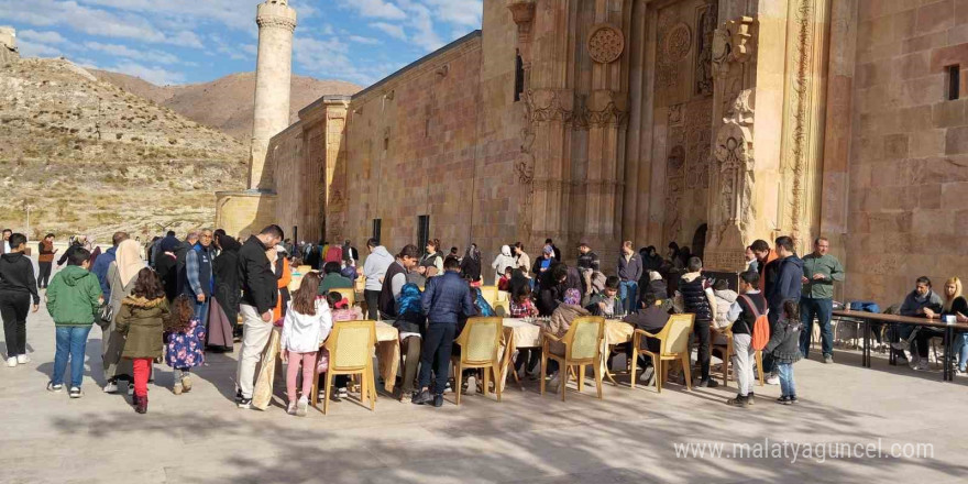 UNESCO Dünya Mirası listesindeki Ulu Camii’nin gölgesinde satranç turnuvası düzenlendi