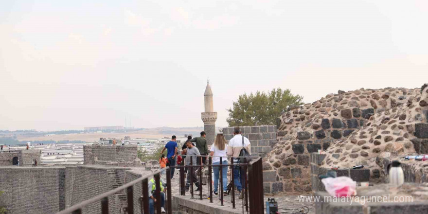 UNESCO listesindeki Diyarbakır Surları’na demir korkuluk takıldı