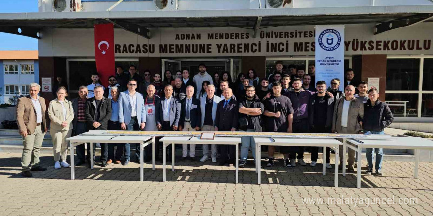 Üniversite heyecanı yaşayan gençlere 6 buçuk metrelik pideyle ‘hoş geldiniz’ dediler