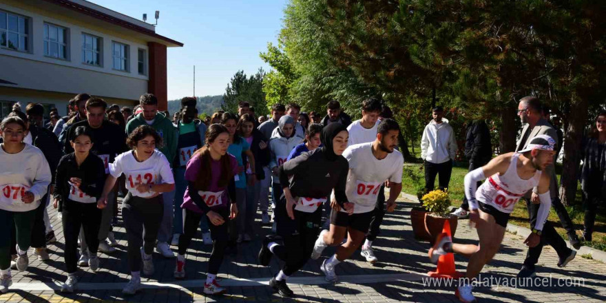 Üniversite öğrencileri, Cumhuriyet Bayramı için bin 923 metre koştu