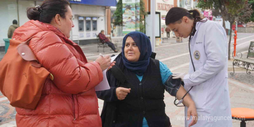 Üniversite öğrencileri halkın şeker ve tansiyonunu ölçtü