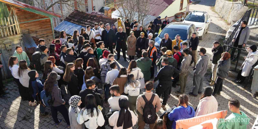 Üniversite öğrencileri Kurtuluş Savaşı’nın simgesi İstiklal Yolu’nda yürüdü